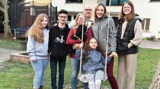 Leben fürs Erste zusammen: Laura, Nico, Tanja und Norbert Holzmeister, Star (auf der Schaukel), Yaroslava Yurchenko und Alisa. Alisa und Star gehen schon zur Schule, Alisa mit Laura aufs Bach-Gymnasium, Star in die Almenhofschule.
