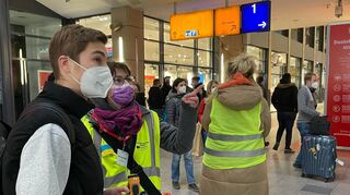 Natice Orhan-Daibel, die Gründerin der Bahnhofshelfer, mit Nikita Koval, der seinen Halt verpasst hat und in Mannheim ausgestiegen ist.