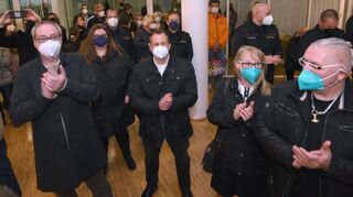 Achim Weitz (Mitte) kann mit dem ersten Wahlgang sehr zufrieden sein: Er ist mit 41,8 Prozent der Wählerstimmen der klare Gewinner des Abends.