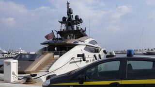 Ein Auto der italienischen Finanzpolizei Anfang März vor der Yacht „Lady M“ des Russen Alexej Mordaschow.