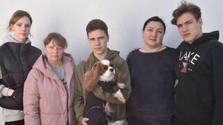 Die Ukrainerin Nicole Bräutigam (ganz links) hatte bereits in Mannheim studiert. Auf der Flucht vor dem Krieg haben (v.l.) ihre Mutter Oksana, ihr Bruder Iegor mit Hund Dash sowie ihre Tante Elena und ihr Cousin Artem eine Wohnung beim TSV Neckarau bekommen. Auf dem Bild fehlt Nicoles Cousin Andrej.