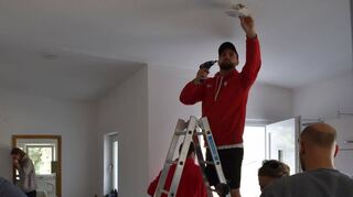 „Das ist wie bei einer Einrichtungs-Doku“: Mitglieder des TSV Neckarau bereiten die Vereinswohnung für die Geflüchteten vor.