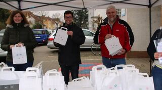 Gemeinsam verteilten Susanne Camus (Jugendförderung), Erster Stadtrat Marius Schmidt, Fachdienstleiter Jugendförderung Manfred Scholz sowie Kerstin Biehal vom Diakonischen Weg (v.l.) Osterüberraschungen.