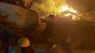 Terror aus der Luft: Rettungs- und Feuerwehrkräfte arbeiten nach einem russischen Angriff in der etwa 270 000 Einwohner zählenden Stadt Schytomyr.