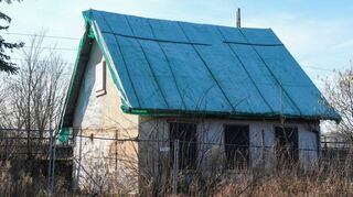 Das Dach ist nur notdürftig abgedeckt: das alte Fährhaus.