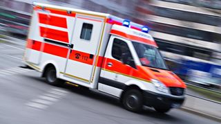 Sie eilte einer Seniorin zu Hilfe, die im Mannheimer Stadtteil Vogelstang zu Boden gestürzt war. Nun suchen die Beamten nach der unbekannten Frau.