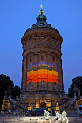 Durch die Beleuchtung wichtiger und zentraler Orte in Mannheim wurde vergangenes Jahr ein sichtbares Zeichen für die Offenheit und das respektvolle Zusammenleben in Vielfalt in Mannheim gesetzt. Auch der Wasserturm wurde bunt beleuchtet.