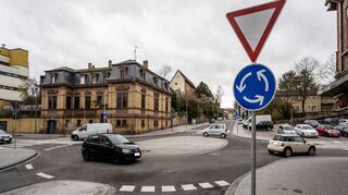 Bei den Bürgern umstritten, aus Sicht der Polizei geeignet, die Zahl der Unfälle mit Radfahrerbeteiligung zu senken: der Mini-Kreisverkehr an der Kreuzung Petschengasse/Hirschgraben/Wormser Landstraße am St.-Guido-Stifts-Platz.