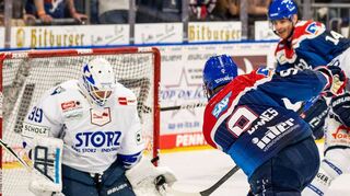 Hier scheitert Nigel Dawes noch am Schwenninger Keeper, legte mit dem 1:0 dann aber den Grundstein für den Sieg.