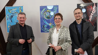Der Kunstverein Heddesheim würdigt das Werk von Helga Birr: Bernd Gerstner (v.l.), Laudatorin Veronika Dropp und Roland Birr, Sohn der Künstlerin.