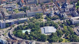 Die Luftbild-Aufnahme zeigt das Eisstadion im Mannheimer Friedrichspark.