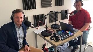 Karsten Kammholz (l.) und Sebastian Koch im Podcast-Studio.
