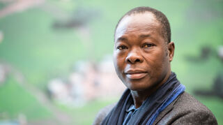 Der in Burkina Faso geborene und in Berlin lebende Architekt Francis Kéré ist mit dem diesjährigen Pritzker-Preis, der höchsten Auszeichnung für Architektur, geehrt worden.