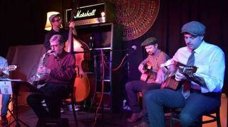 Die Benefiz-Reihe wurde eröffnet mit der Band Hot Club Worms, die Gypsy Swing auf akustischen Instrumenten spielt. heute ist das nächste Konzert.