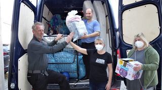Thomas Ehret (v.l.), Rene Böhme Claudia Lamm und Andrea Krüger packen Sachspenden für die Ukraine zusammen, die in Speyer gelagert werden.