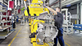 Blick in die Produktion des Mannheimer Mercedes-Benz-Werks (Aufnahme aus der Zeit vor der Pandemie): Hier werden Lkw-Motoren gefertigt. Bild: Daimler Truck