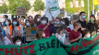 Lena Kamuff (l. mit orangefarbener Weste) beim „Fridays for Future“-Klimastreik 2021 vor der Alten Feuerwache.