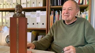 Künstler Wolf Spitzer und das Modell des Kunstwerkes.