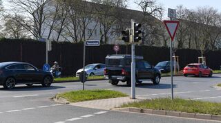 Gefährliche Kreuzung zwischen Wasserwerkstraße und der sehr stark befahrenen Waldstraße, wo Autofahrer öfter die rote Ampel ignorieren.