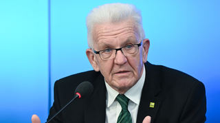 Winfried Kretschmann (Bündnis 90/Die Grünen), Ministerpräsident von Baden-Württemberg, spricht am vergangenen Dienstag bei einer Regierungs-Pressekonferenz im Landtag.