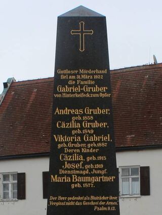 Grabstein für die sechs Mordopfer.