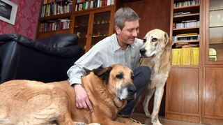 Martin Kemmet mit seinen beiden Hunden Carlos und Kira im Wohnzimmer seines Hauses in der Unterdorfstraße.