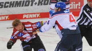 Adler-Verteidiger Korbinian Holzer (r.) tauscht handfeste Argumente mit Bremerhavens Phillip Bruggisser aus.