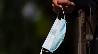 Einfache medizinische Masken finden nun wieder Verwendung.