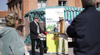 Sorgen beim ersten musikalischen Termin auf dem Schillerplatz für französisches Flair: Hans-Jürgen Götz (links) und Laurent Leroi.