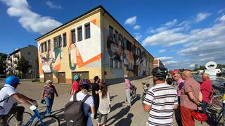 Eine der Stationen auf der Strecke der ersten Tour am 8. April: Das Wandgemälde von Augustine Koffi aus dem Jahr 2018 im Hafenbecken.