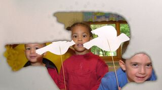 Friedenstauben basteln ist eine Möglichkeit, wie Kinder ihre Solidarität mit der Ukraine bekunden können, raten Experten der SOS Kinderdörfer, Mädchen und Jungen bei diesem Thema nicht außen vor zu lassen.