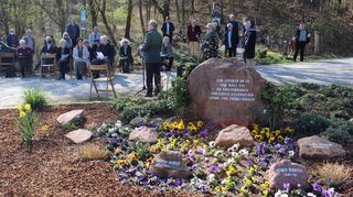 Erinnerung an die 18 Ermordeten vom März 1945: Feierstunde am neuen Gedenkhain nahe dem Rangierbahnhof. Die kleineren Steine tragen – soweit bekannt – die Namen der Opfer.