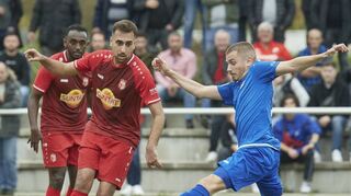 Schafft Türkspor Mannheim (rote Trikots) die Pokalsensation? Der Landesligist sieht sich gegen Bruchsal keinesfalls chancenlos