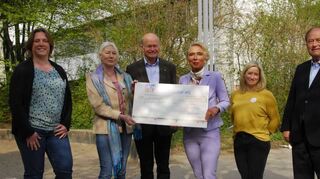 Spendenübergabe (v.l.): Julia Weber, Petra Carse, Walter Wolters, Heike Lamadé, Denise Gehrig-Schmitt und Karl Glenz.