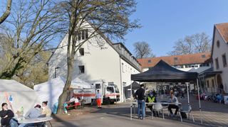 Damit die Menschen nicht von Pontius zu Pilatus pilgern müssen, ist die Jugendherberge nun so etwas wie eine Außenstelle des Rathauses.