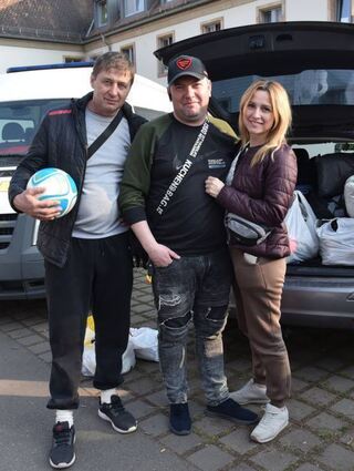 Stas (v.l.), Yaroslay und Evgeniya haben sich auf der Flucht kennengelernt.