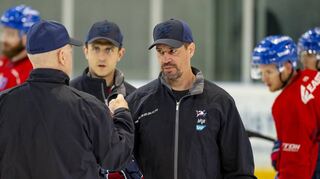 Dieses Trio soll bei den Adlern Mannheim das Ruder herumreißen: Chefcoach Bill Stewart (v.l.) mit seinen Co-Trainern Marcel Goc und Jochen Hecht.