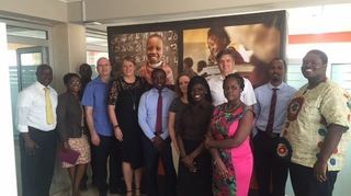 SAP-Manager Wolfgang Fassnacht (4. von links) mit seinen Kolleginnen und Kollegen in Ghana.