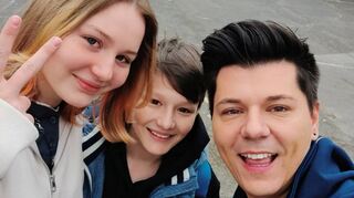 Die 13-jährige Anastasia (v.l.) und der zwölfjährige Artjom aus Kiew mit Panajotis Neuert.