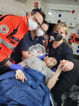 Notarzt Andreas Harsch (v.l.), Notfallsanitäterin Ruth Helm mit dem kleinen Abraham, Übersetzerin Tatjana Kress und Mutter Ilona Myrofhnychenko nach der Geburt.