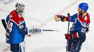 Große Freude: Der wiedergenesene Matthias Plachta (re.) bejubelt mit Adler-Torwart Dennis Endras den klaren 6:1-Erfolg über die Krefeld Pinguine.