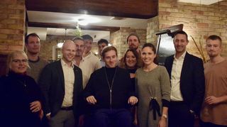 Der querschnittsgelähmte Schauspieler Samuel Koch inmitten seines Pflegeteams. Rechts von ihm „Feel Good Managerin“ Rafaela Schmitt, wiederum rechts von ihr Avendi-Chef Achim Ihrig. Ganz links im Bild Samuel Kochs Mutter Marion.