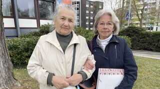 Die 82-jährige Nadija Romaniw (l.) lebt seit zwei Wochen bei ihrer Cousine Maria Melnik. Vom Seniorenheim in der Ukraine flüchtete sie allein hierher.