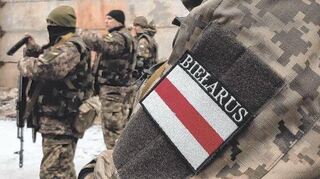 Belarussische Freiwillige erhalten eine militärische Ausbildung in Kiew. 20 000 Menschen aus mehr als 50 Ländern sollen sich freiwillig in der Ukraine gemeldet haben, um die Armee im Kampf gegen russische Invasoren zu unterstützen.