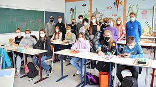 Eine der Vorbereitungsklassen für Schüler aus der Ukraine am Moll-Gymnasium mit Lehrerin Smoliana Tetiana (hintere Reihe, Zweite von rechts)
