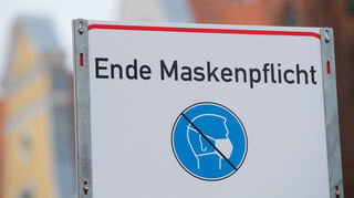 "Ende Maskenpflicht" steht auf einem Schild.