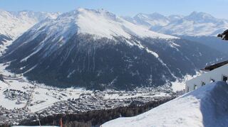 Blick von 2200 Metern Höhe auf Davos und die gegenüberliegenden Gipfel – noch Ende März ideale Wintersportbedingungen.