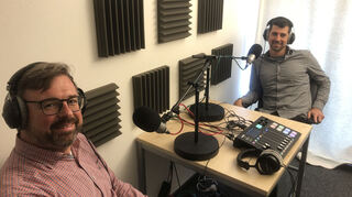 Timo Schmidhuber (l.) und Florian Karlein im Podcast-Studio.