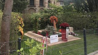 Eine Aufnahme vom 3. April 2020: Das Grab von Altkanzler Helmut Kohl in Speyer ist nach wie vor nur mit einem Holzkreuz versehen.