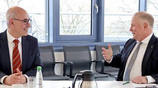 Im Gespräch: ZEW-Chef Achim Wambach (l.) und IHK-Präsident Manfred Schnabel (r.). Die Fragen stellten Reporterin Bettina Eschbacher und und Reporter Walter Serif.
